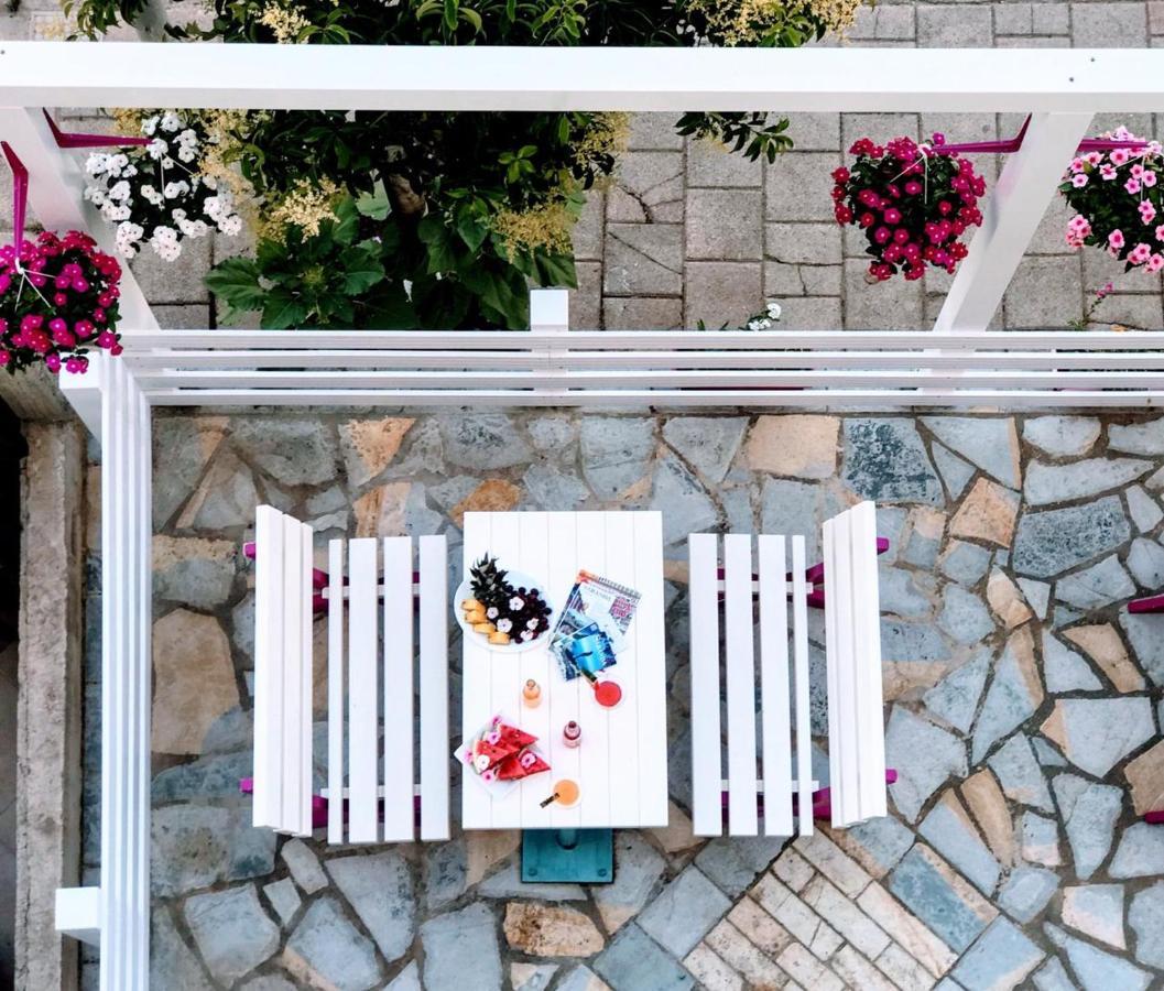 Family Hotel Haruni Ksamil Esterno foto