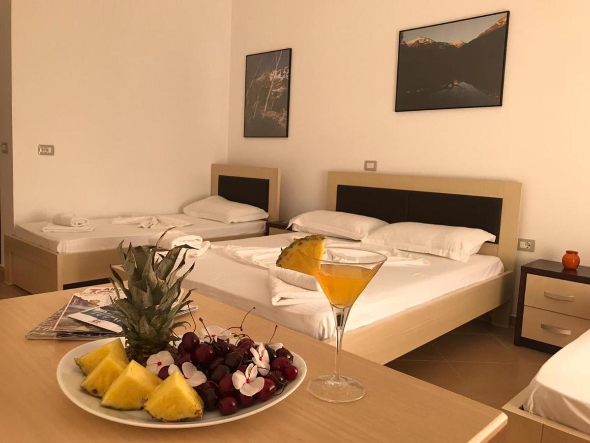 Family Hotel Haruni Ksamil Esterno foto