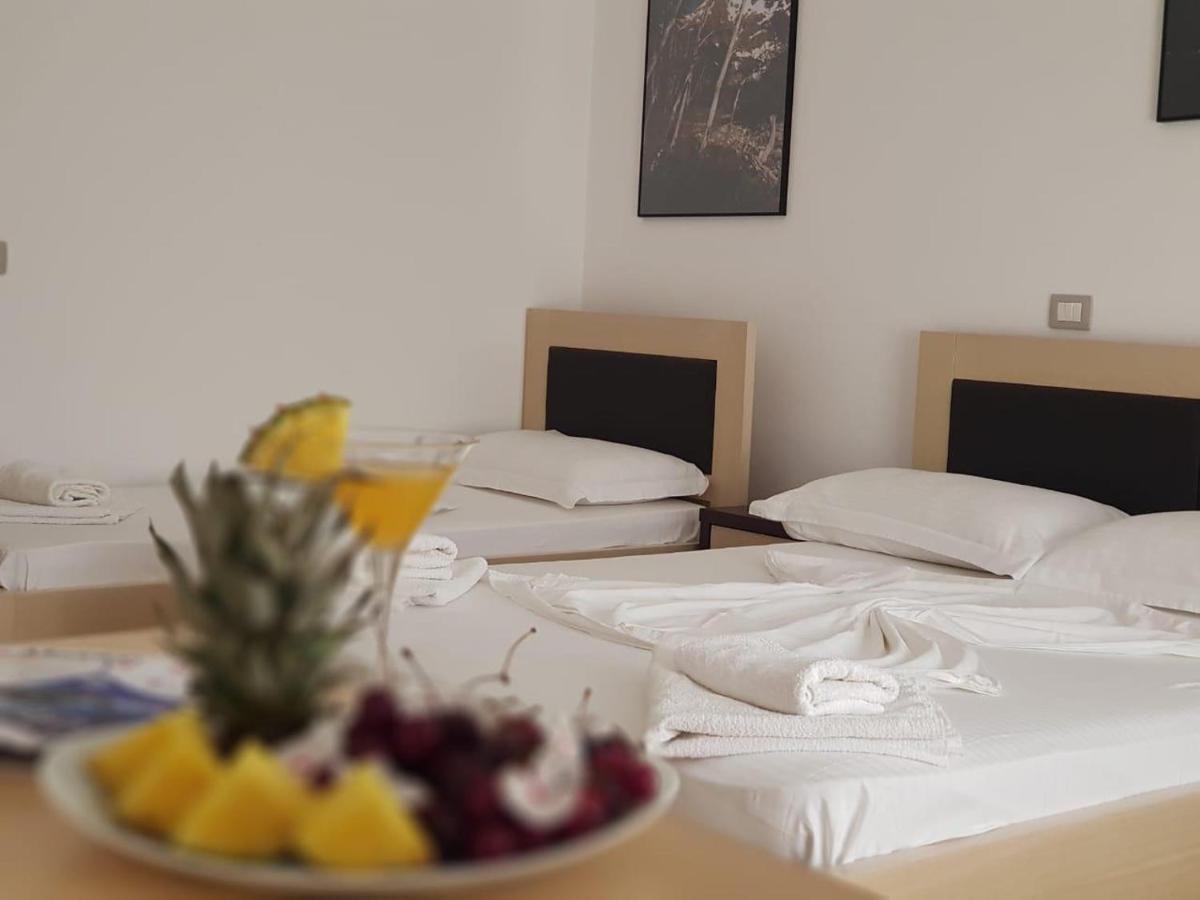 Family Hotel Haruni Ksamil Esterno foto