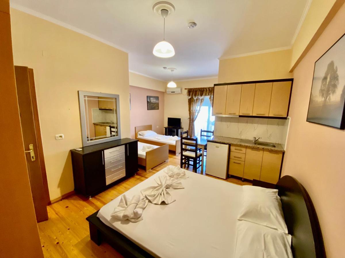 Family Hotel Haruni Ksamil Esterno foto