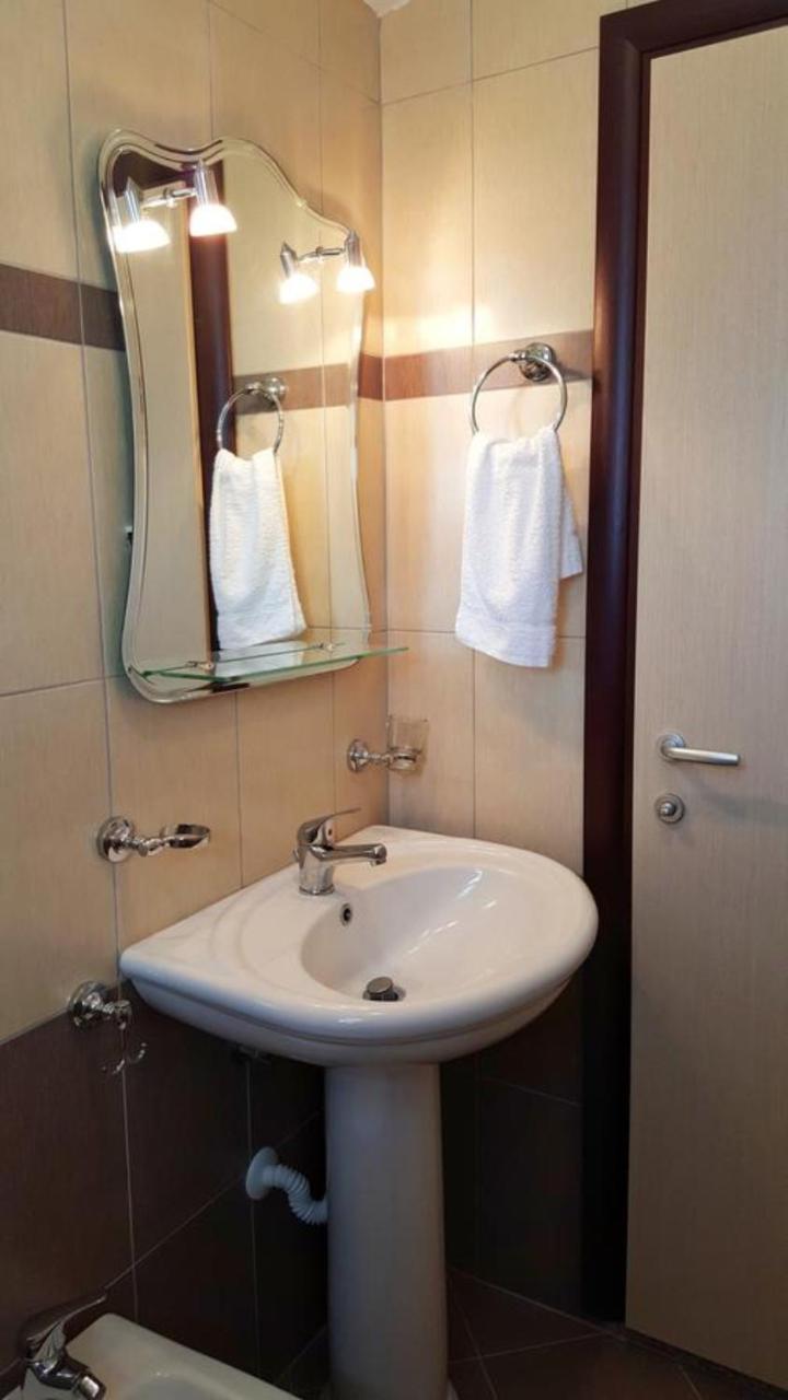 Family Hotel Haruni Ksamil Esterno foto